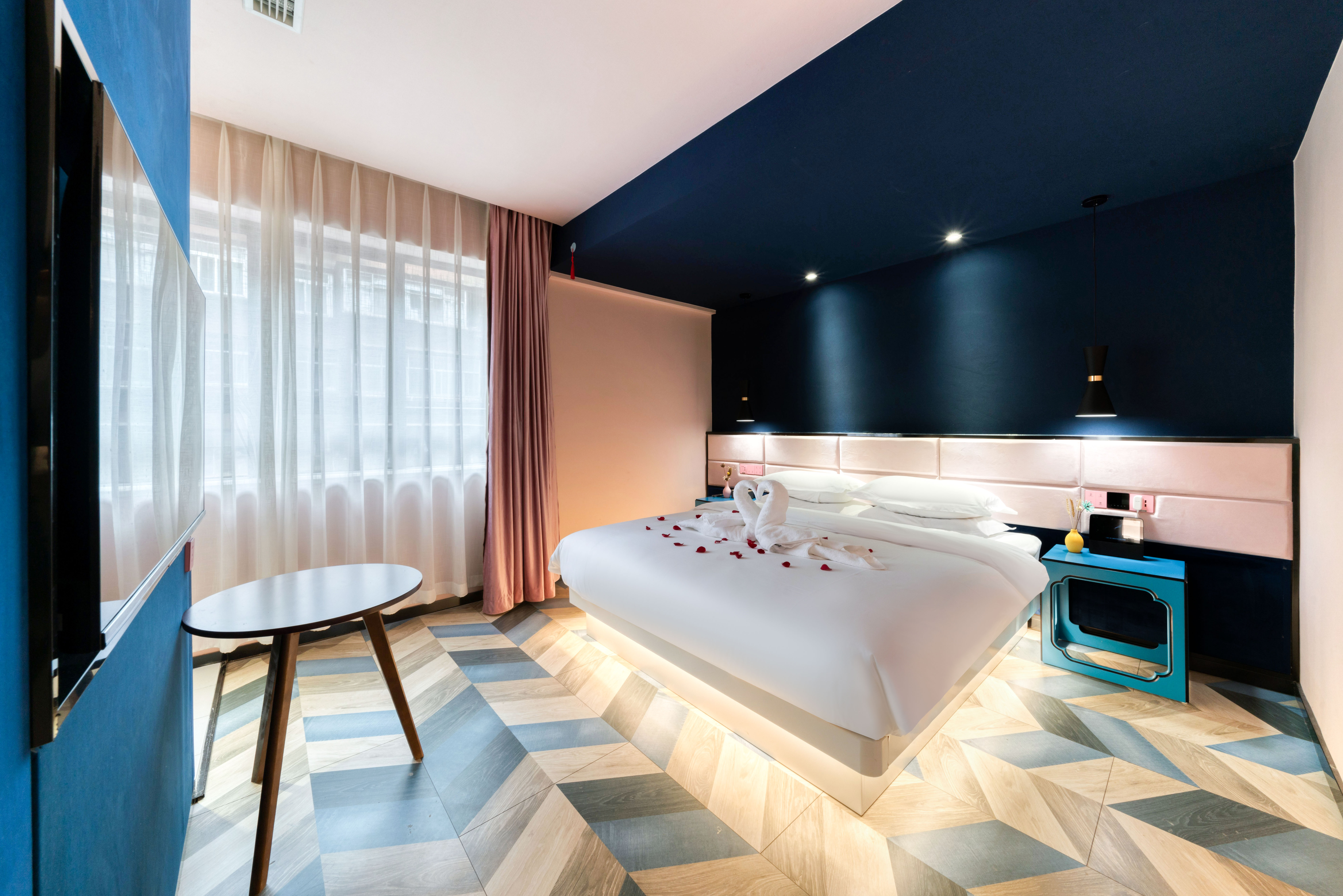 柔光蜜月大床房（浴缸|一次性浴缸套|泡泡浴|空調）