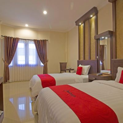 Reddoorz Deluxe Twin Room RedDoorz Premium @ The Garden Suites Solo Promo Code