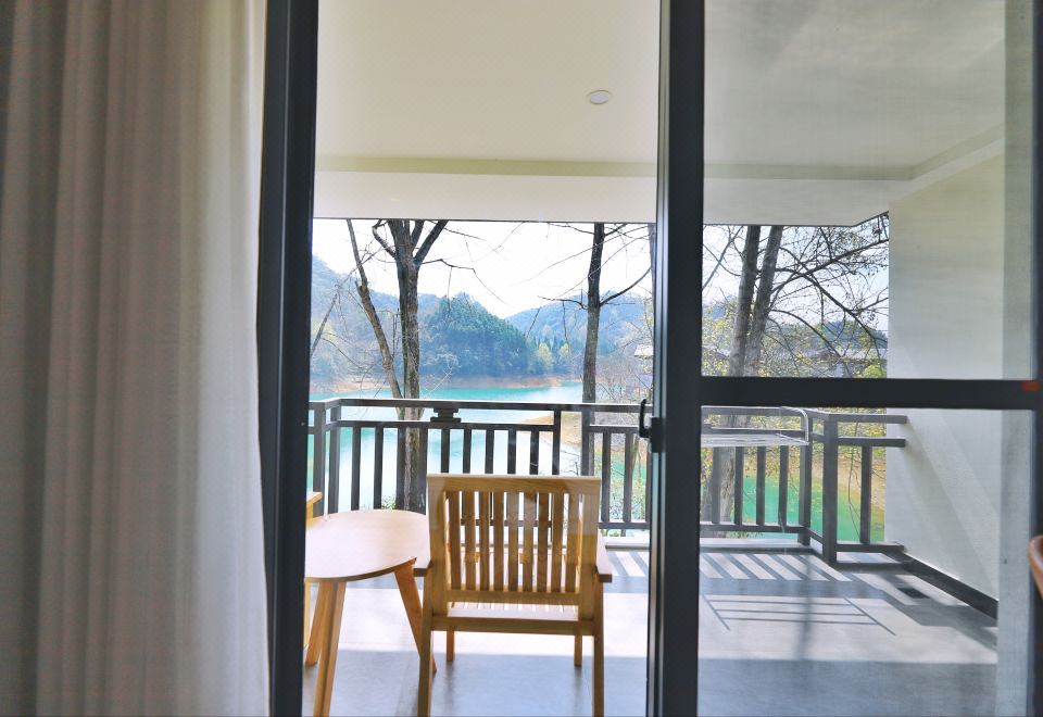 靜泊湖景大床房