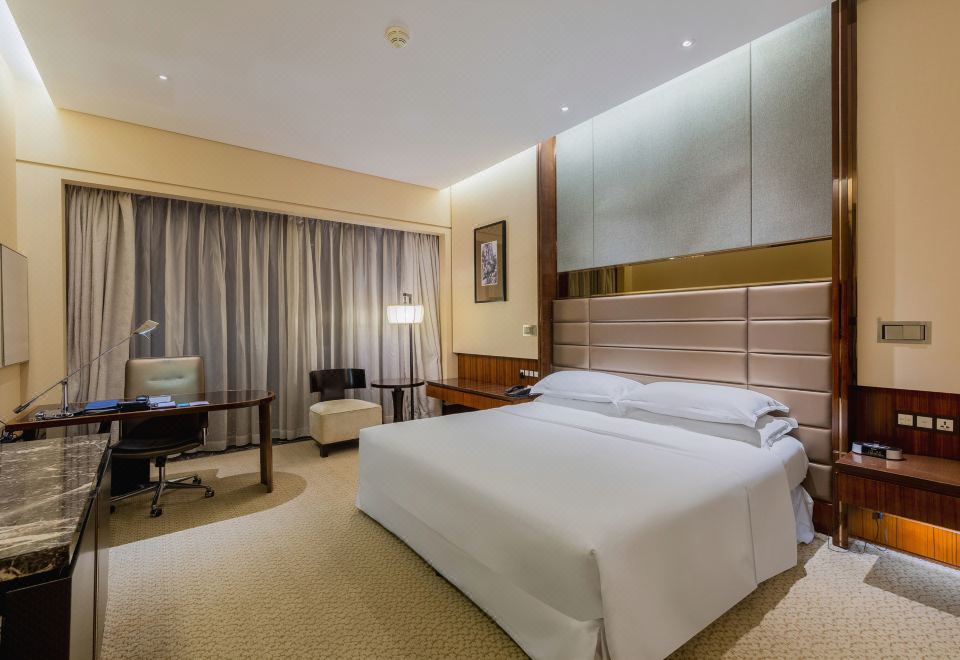 俱乐部豪华大床房