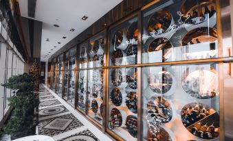 The luxurious wall is covered in glass, offering a captivating view at Pudong Shangri-La, Shanghai
