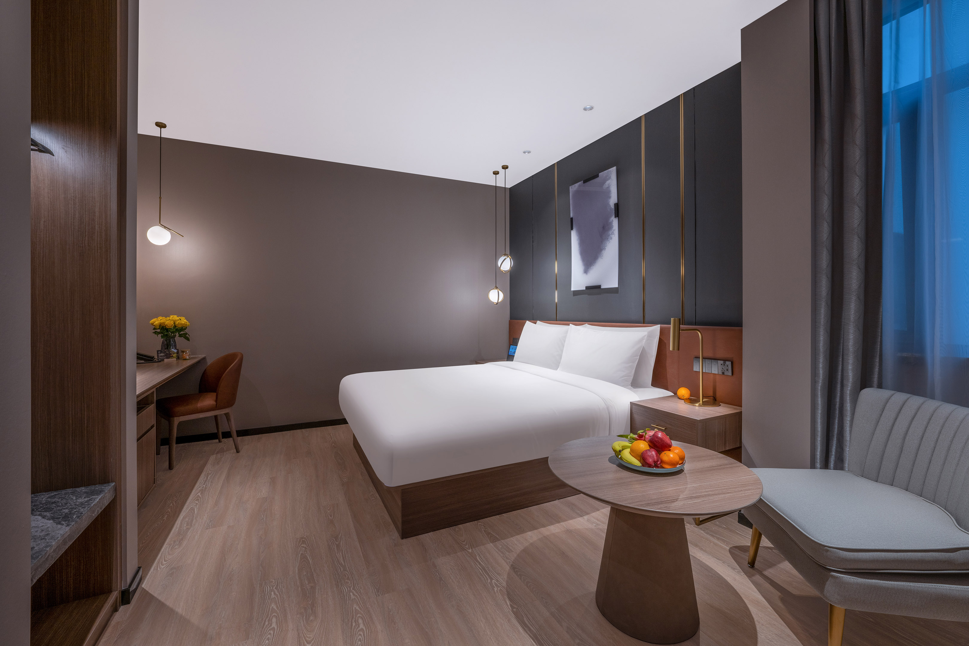 高级大床房（65寸可投屏电视+智能客控+小冰箱）