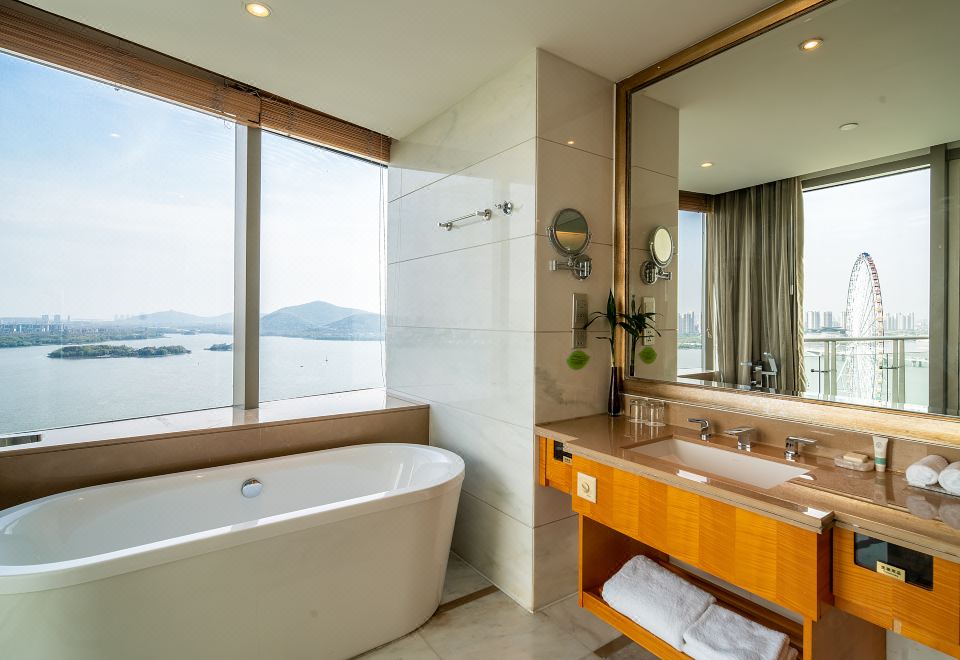 豪华湖景商务套房