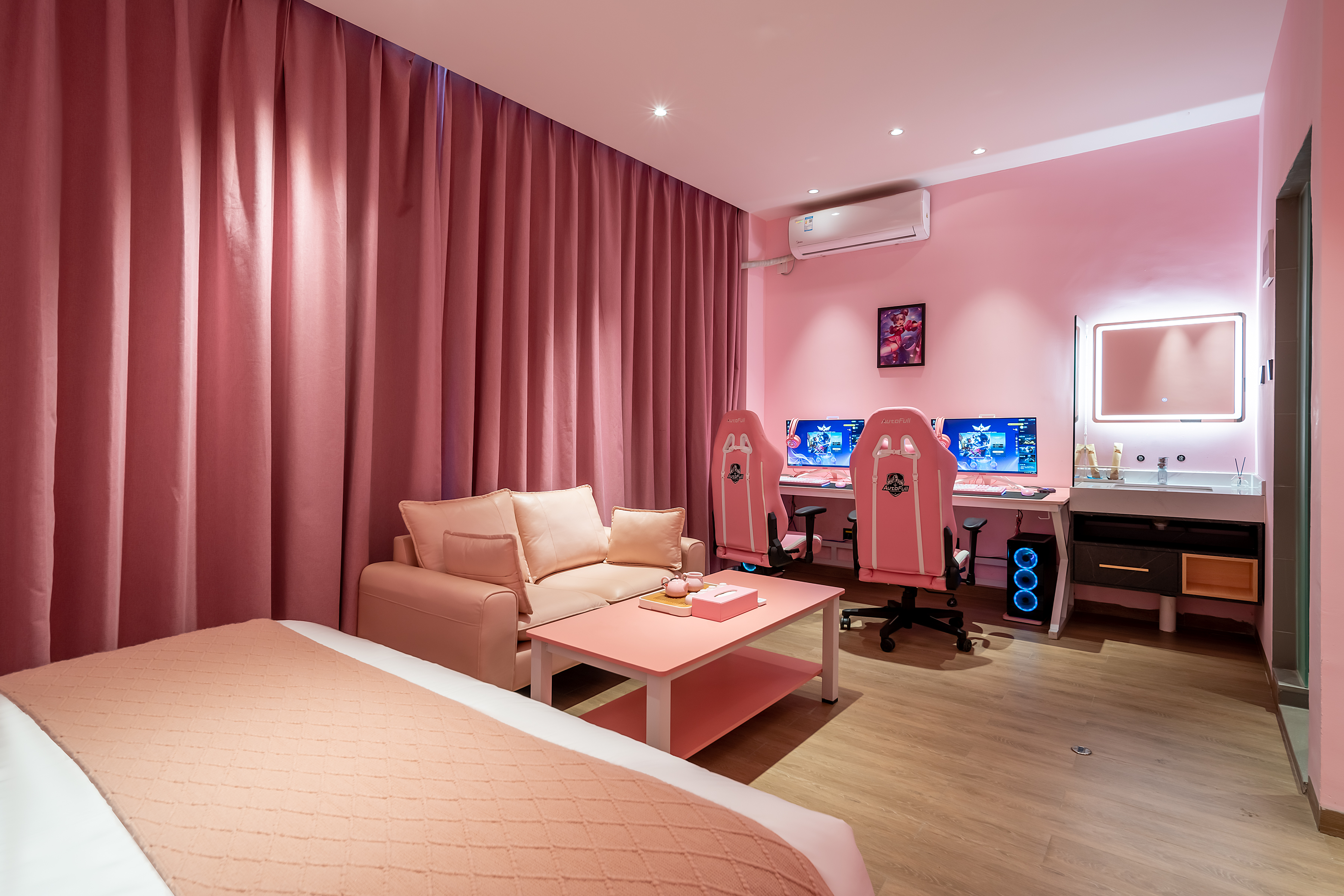 电竞大床房-[2台电脑+RTX3060显卡+i5-10700F处理器+16G内存+2K曲面屏+机械键鼠]+沙发茶几