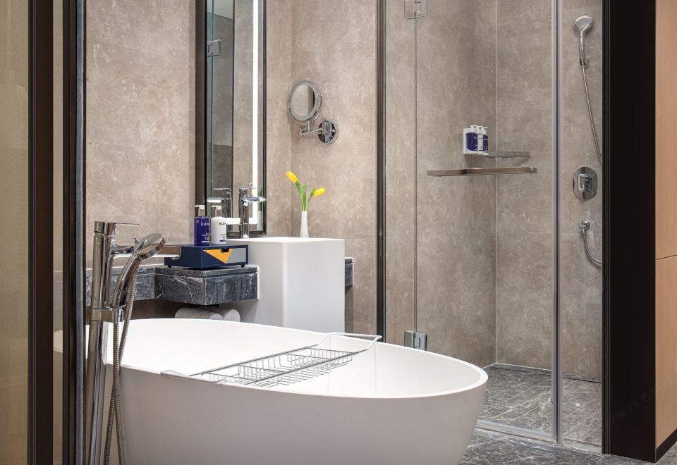 豪华观景大床房-潮搭景观浴缸，舒适享受