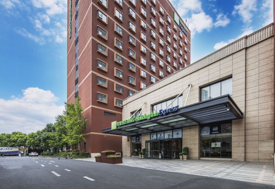 Holiday Inn Express Shanghai New Jinqiao - Housity