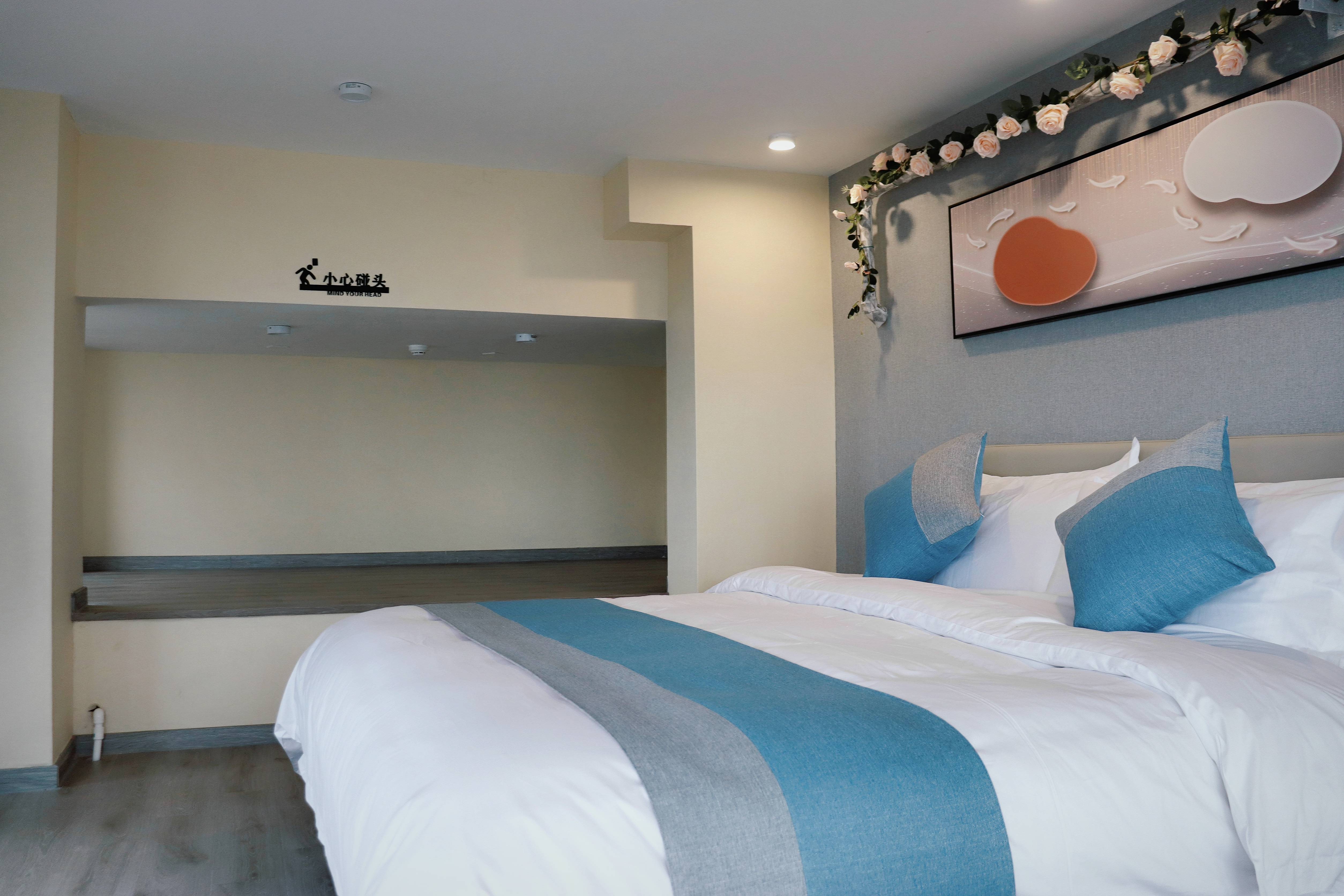 城景落地窗轻奢大床房