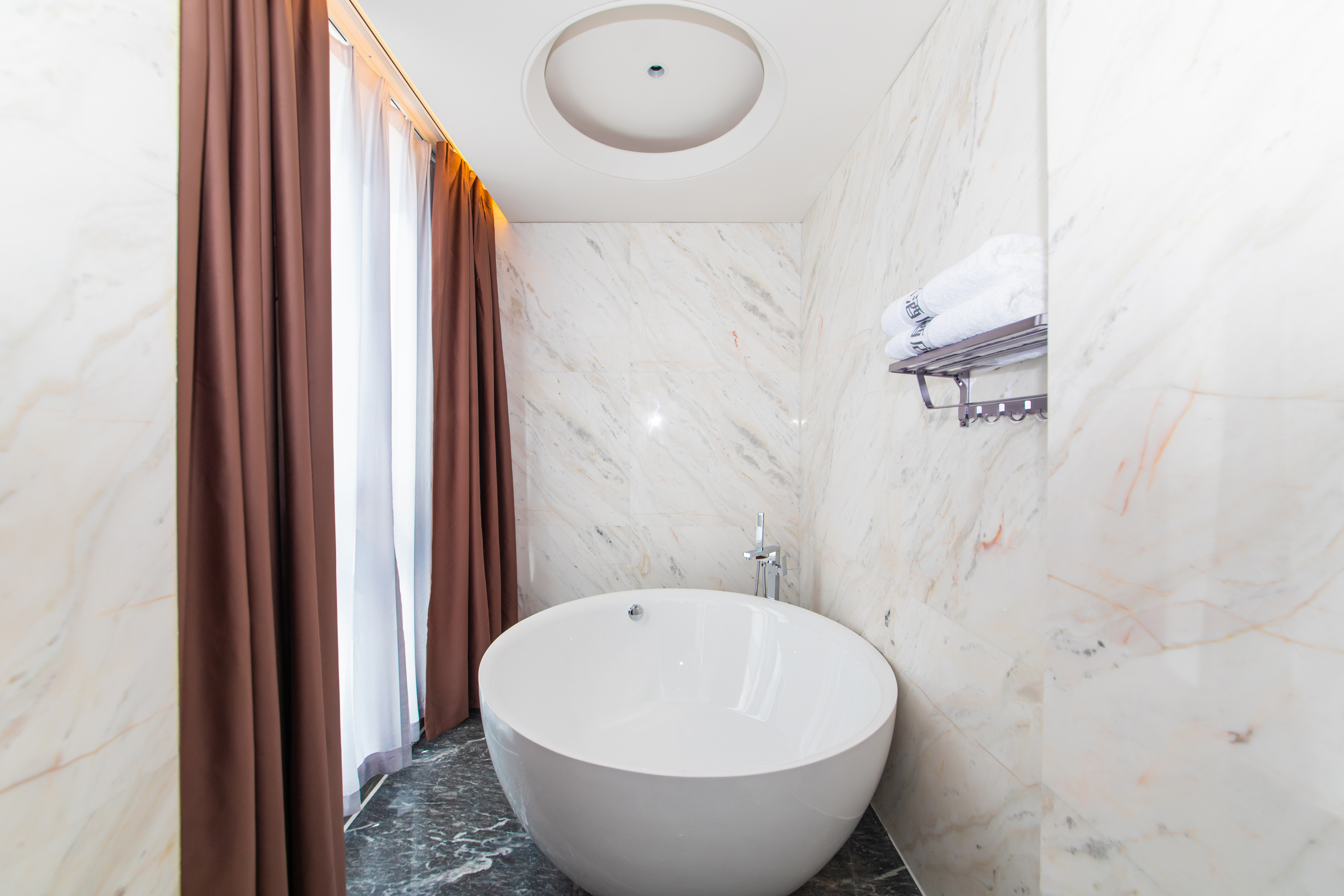 至尊行政大床房 【慕斯床垫+鸭绒被+记忆枕+远景浴缸】