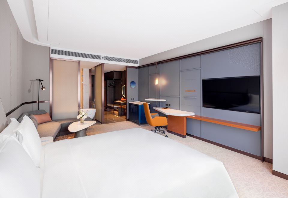 Crowne Plaza Qingdao Jinshui, an IHG Hotel1 King Bed Standard High Floor