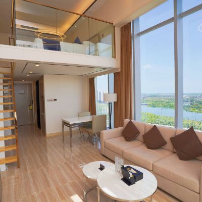 270°城市夜景｜LOFT複式大床套房（親膚床品+休閑沙發） 朋來澳斯特公寓（陽江高鐵站金融中心店）優惠