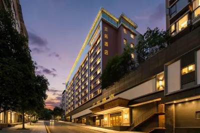 Lantuo Hotel (Dazhou Luofu Square Branch Hotel a 