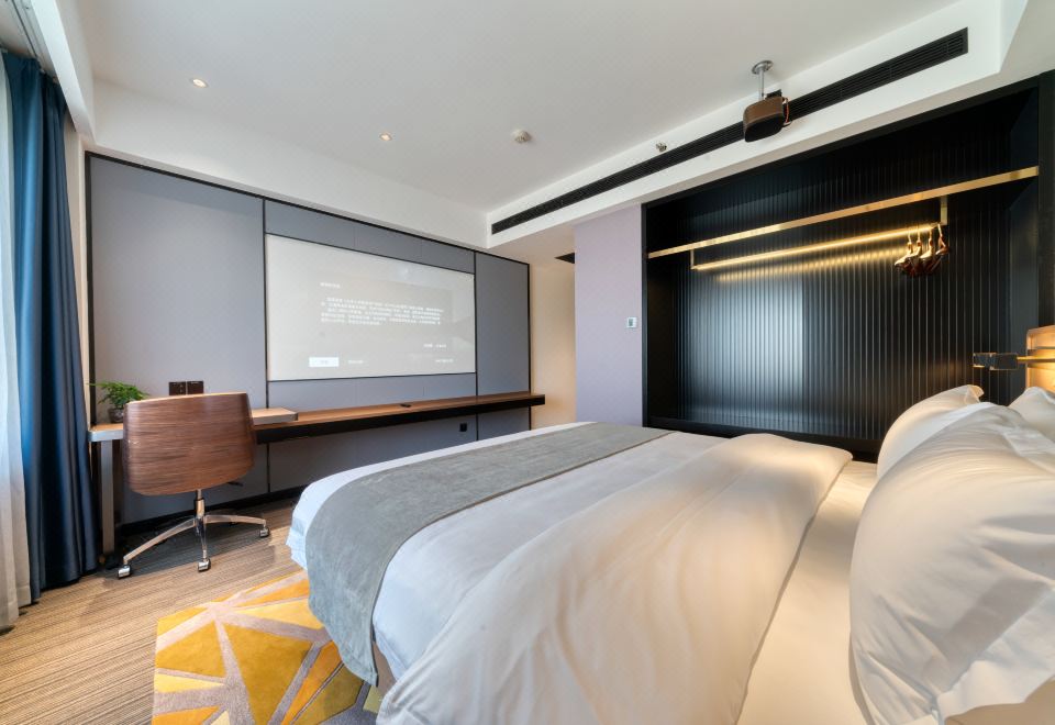 巨幕观影豪华大床房（极米百寸1080P投影+智能马桶+小冰箱）