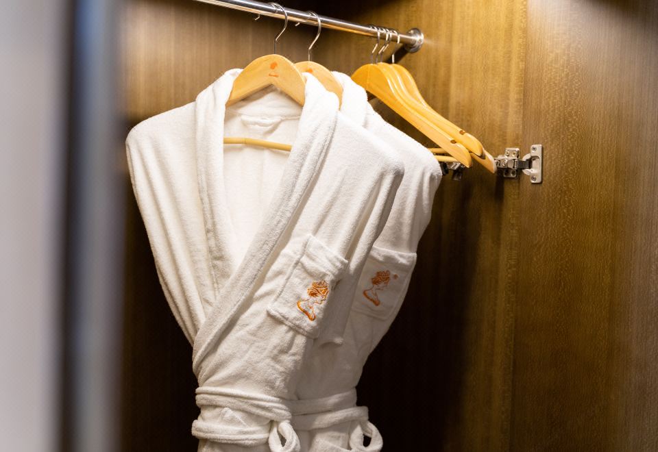 Venus Suite (High-Rise Night View Of Yong City + Business Reception + Separate Office Area)