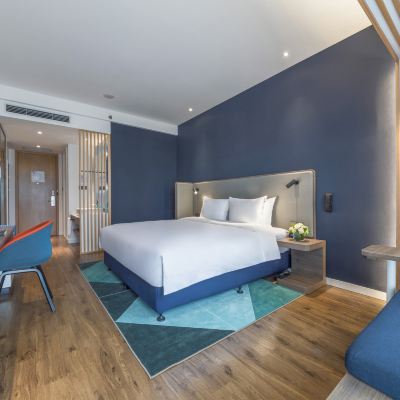 高級大床房（帶冰箱） 青島天一仁和智選假日飯店優惠