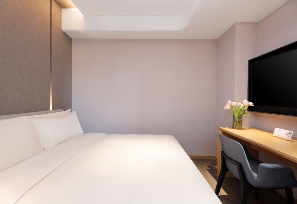 Atour Hotel (Lanzhou Xiguan Zhangye Road Pedestrian Street)Elegant Queen Room