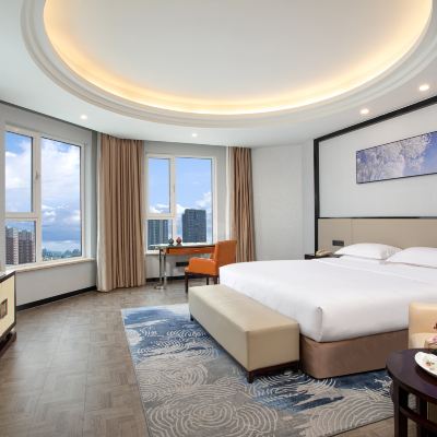 豪華大床房（觀龍潭山景+寬敞活動空間+180度環窗） 吉林紫光苑華美達酒店優惠