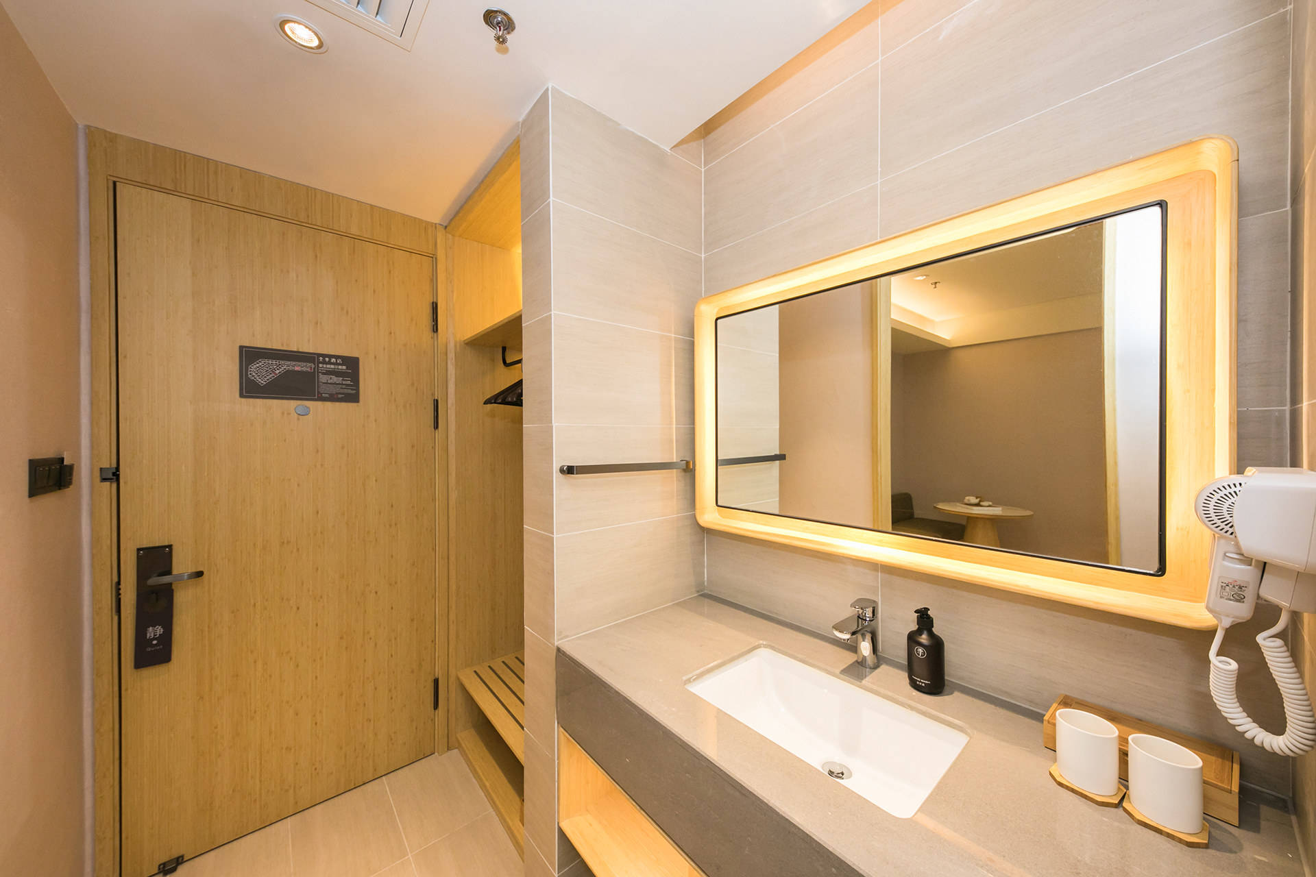 舒压大床房（65寸投屏电视+记忆枕+舒压床垫）