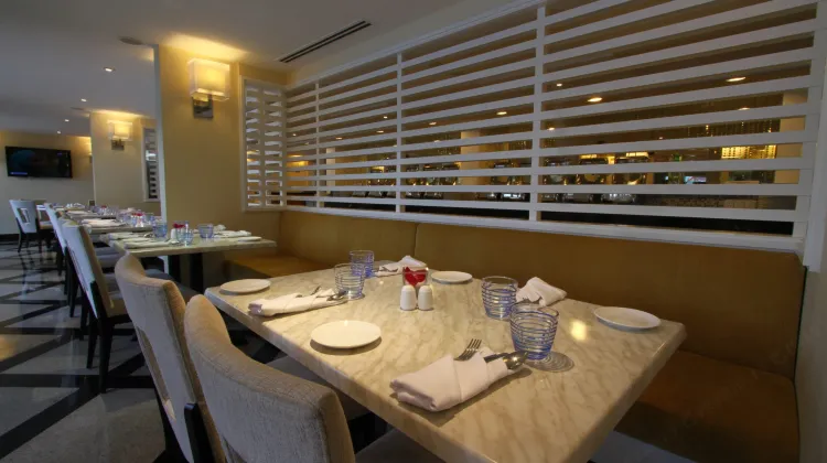 ホテル ペルダーナ コタバル 食事・レストラン