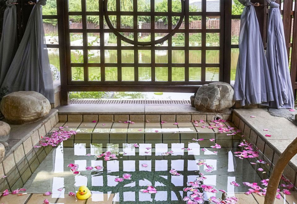 Beijing Placid Lake Resort HotelOne Bedroom Wooden House Around The Lake