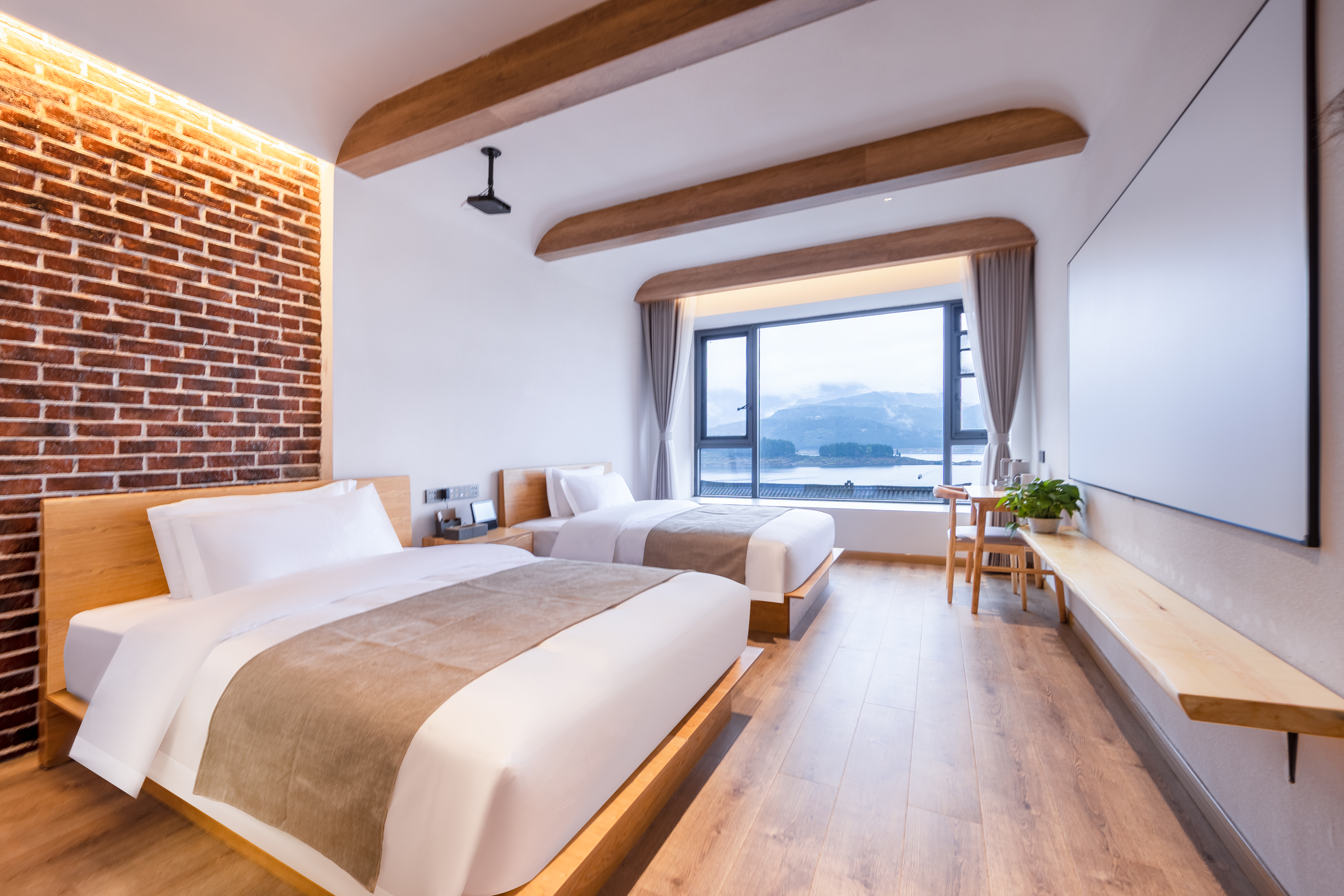 Featured Room - Lake-View (2 beds)