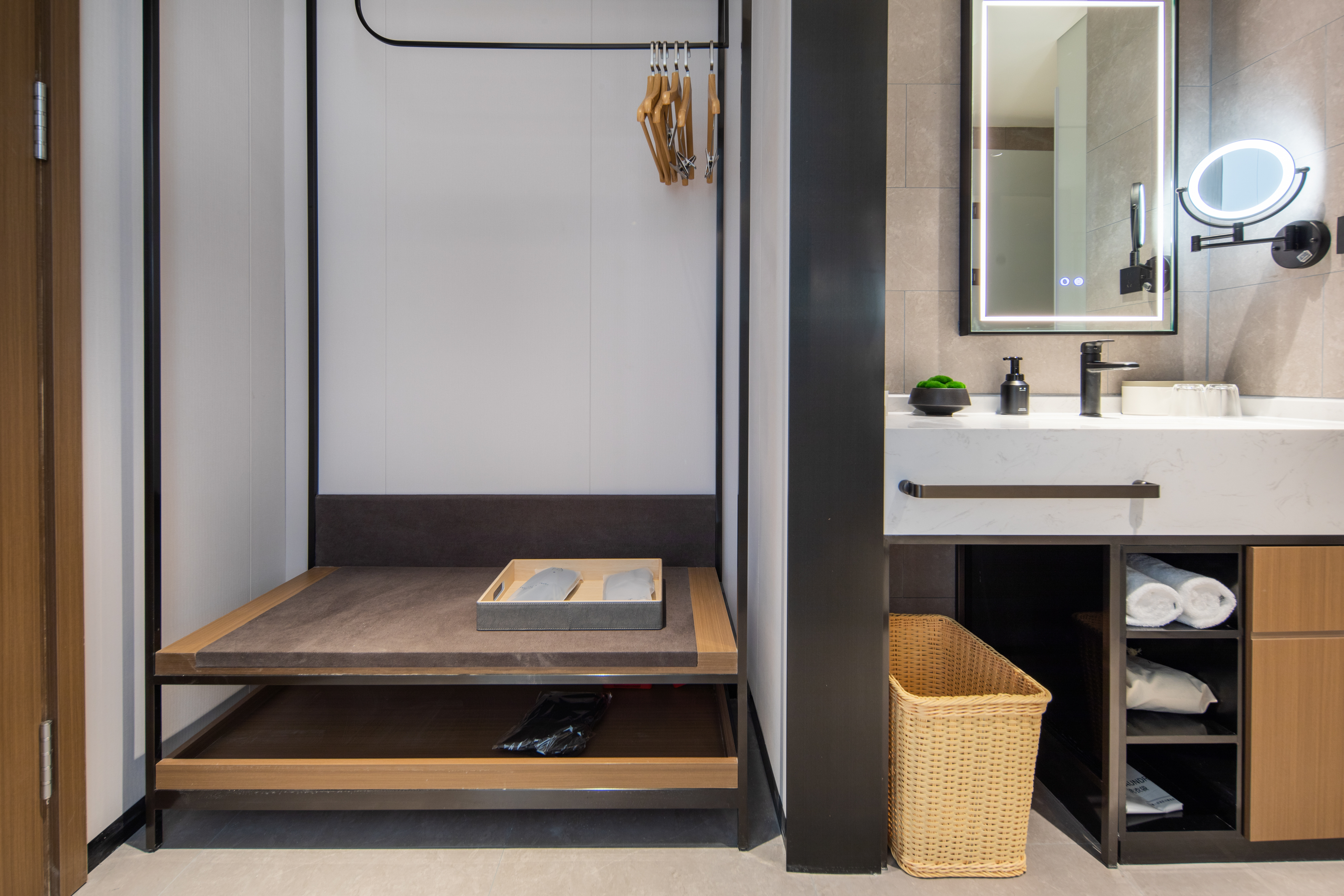 行政大床房（55寸投屏电视+迷你冰箱）