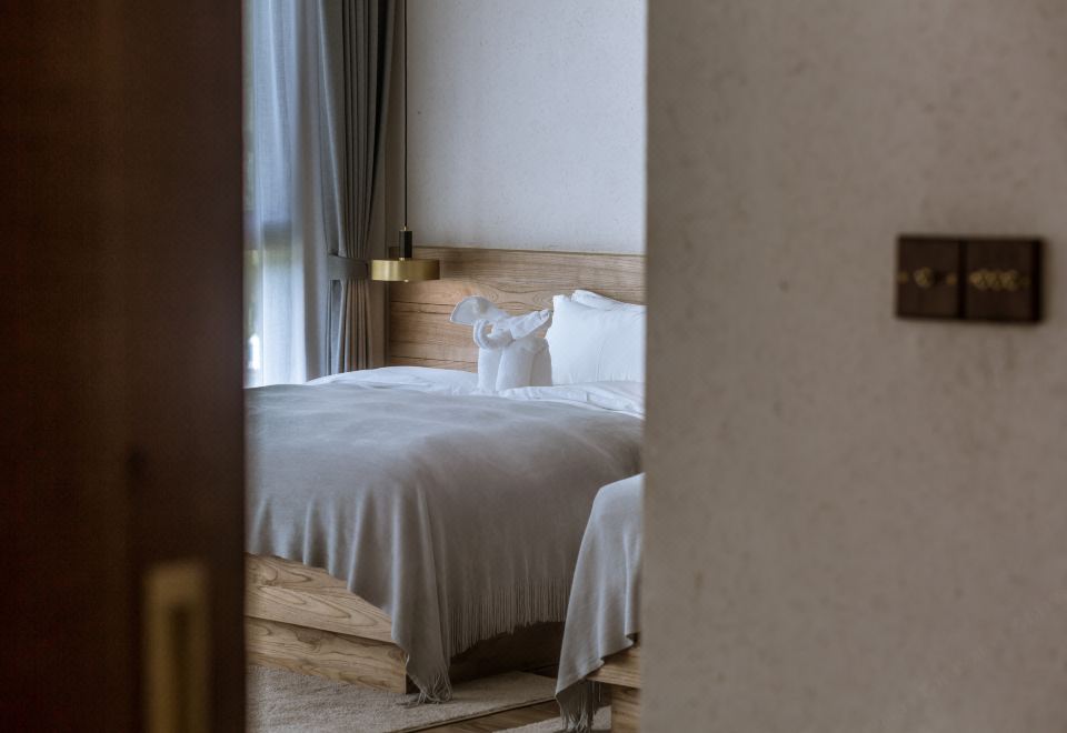 Zigai Sunshine Scenic Twin Room (with Courtyard Loquat View, Relaxing Bathtub, Healing Tea Space, Lazy Sofa, Mini Fridge)