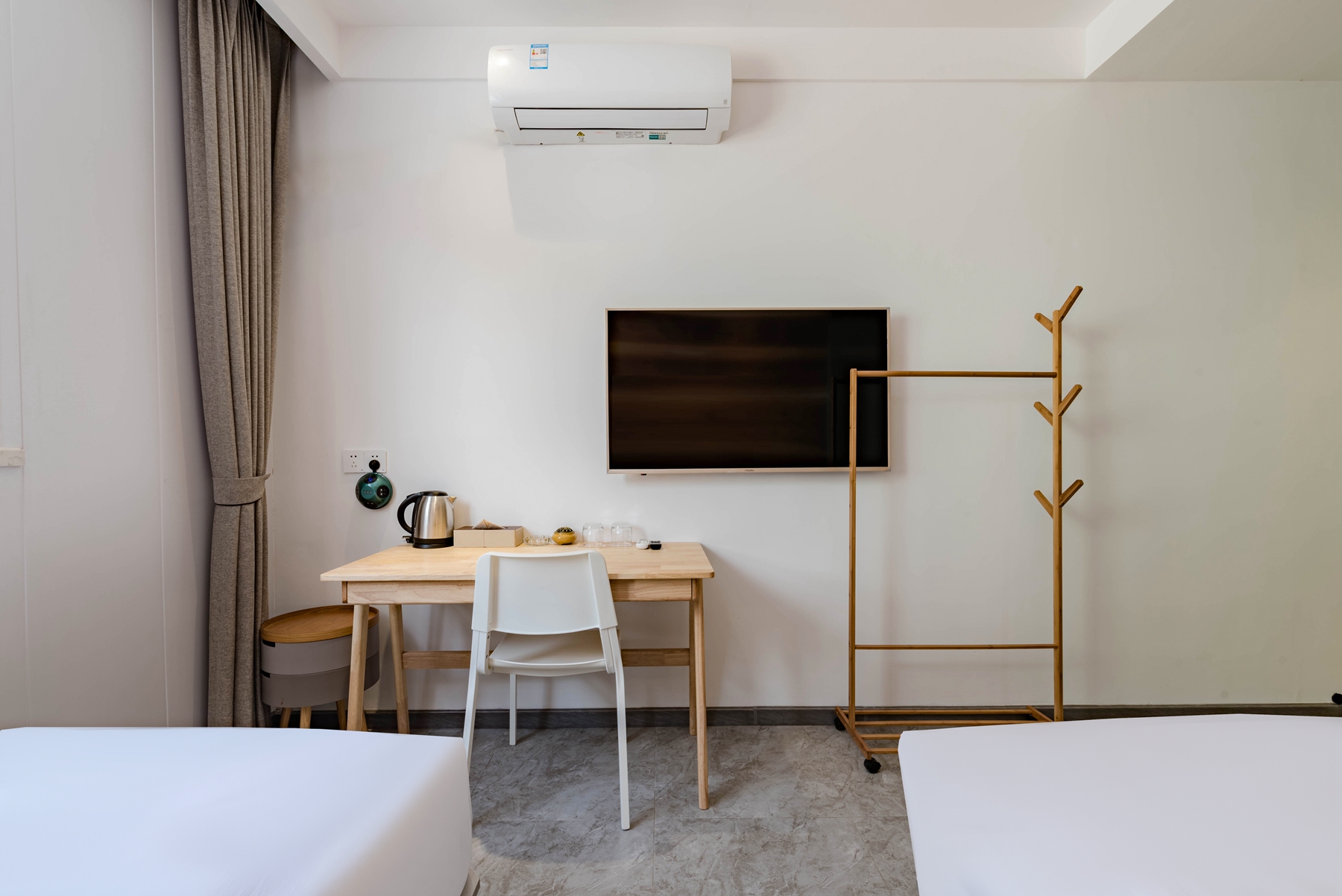 静居标准间（静谧深睡+休闲桌椅+木质衣架）