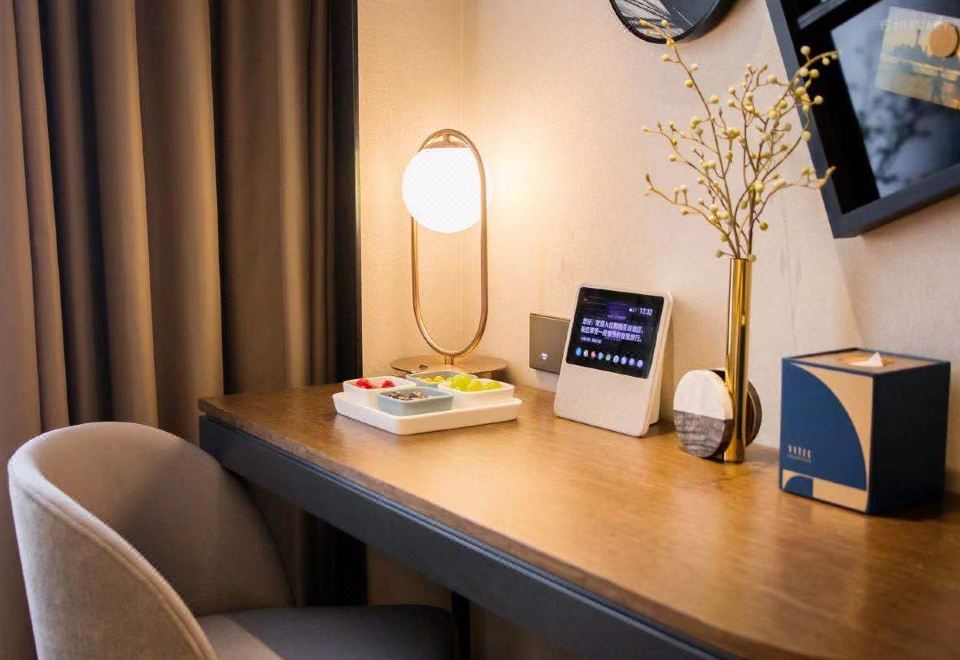 高级大床房（投屏电视+小冰箱）