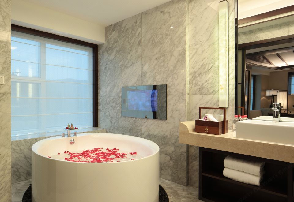 Zhejiang Narada Grand Hotel Deluxe Suite - Mountain-View