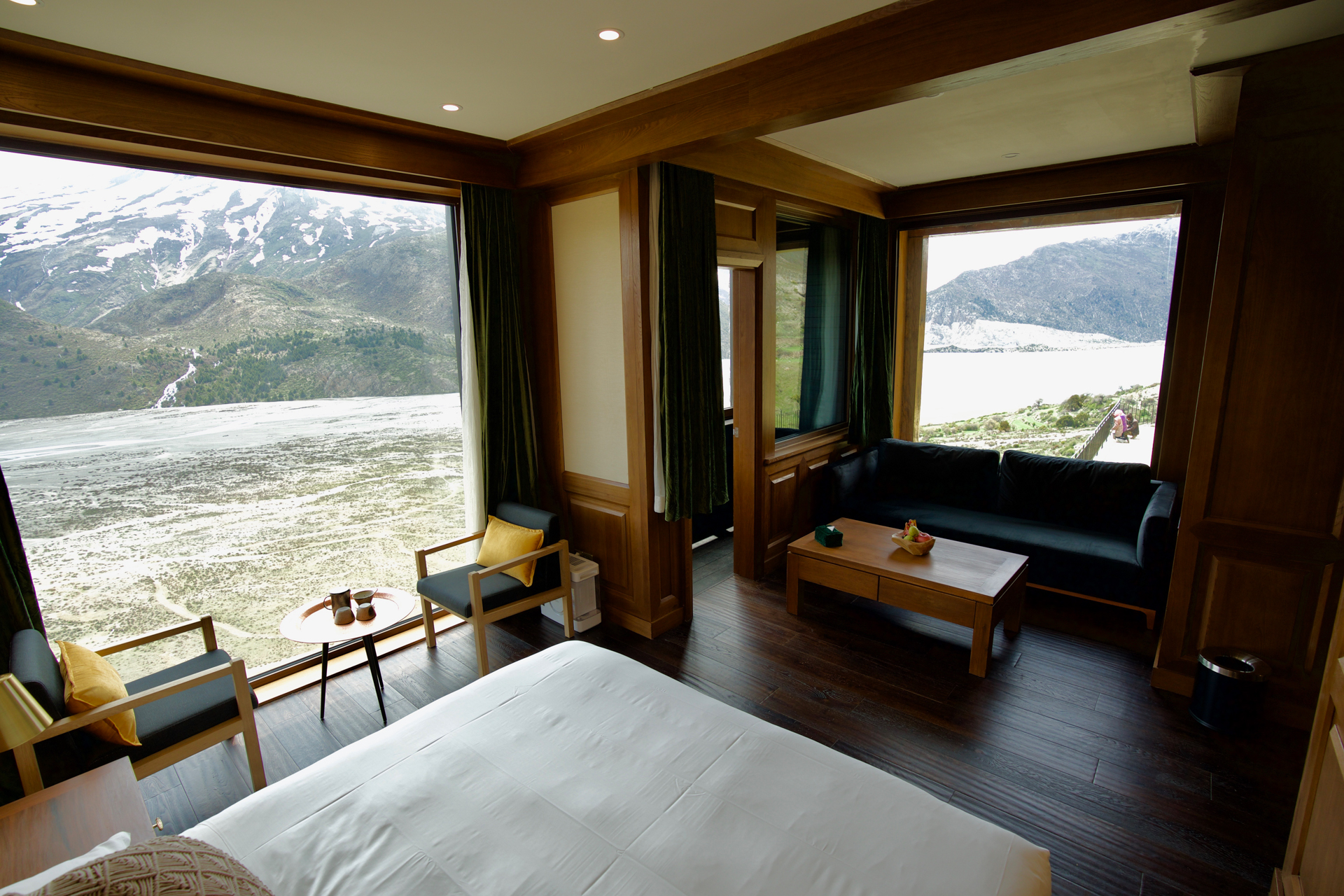 东嘎雪山景高级套房