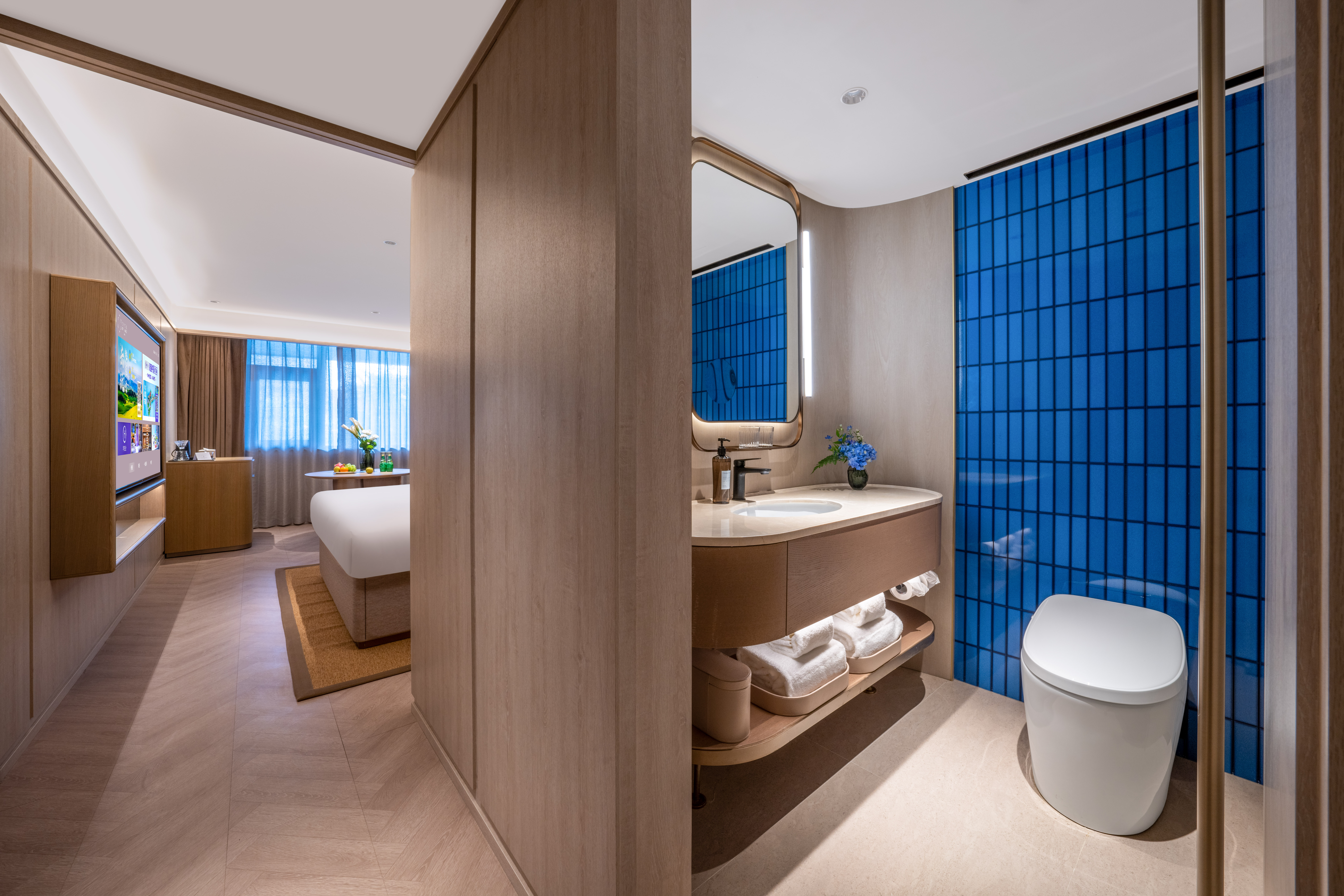 豪华大床房（智能客控+小冰箱+65寸投屏电视+零压床垫）