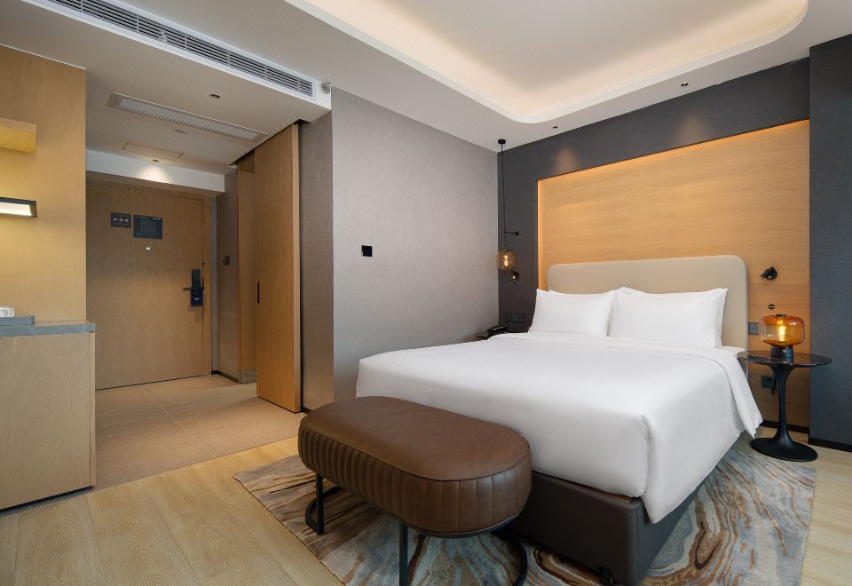 轻奢轻悦大床房（阳光城景+办公休闲+裸眠床品）