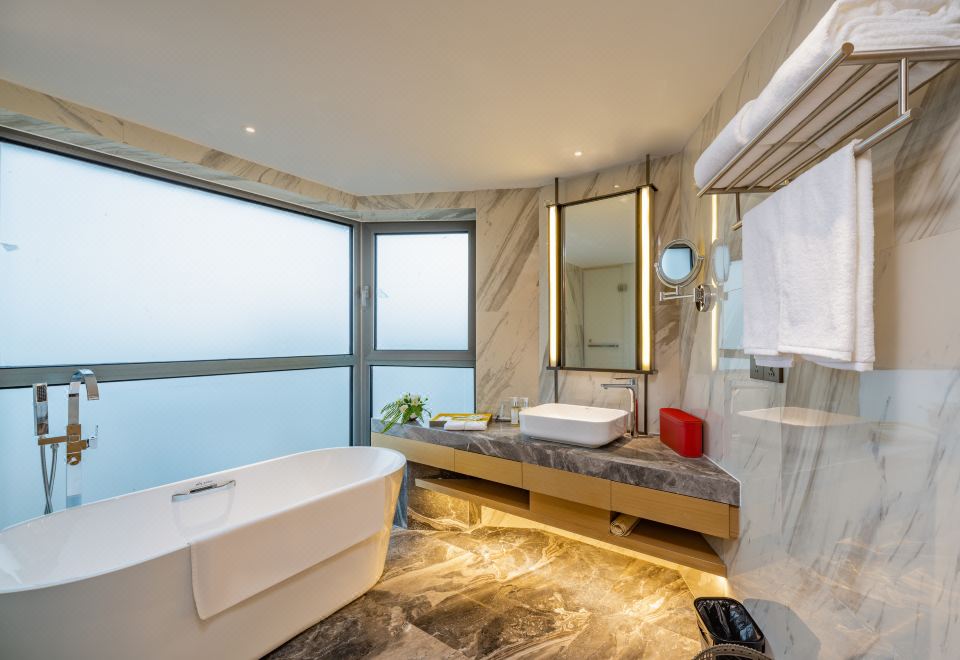 Holiday Inn Shanghai HuaxiaGrand Deluxe King Room