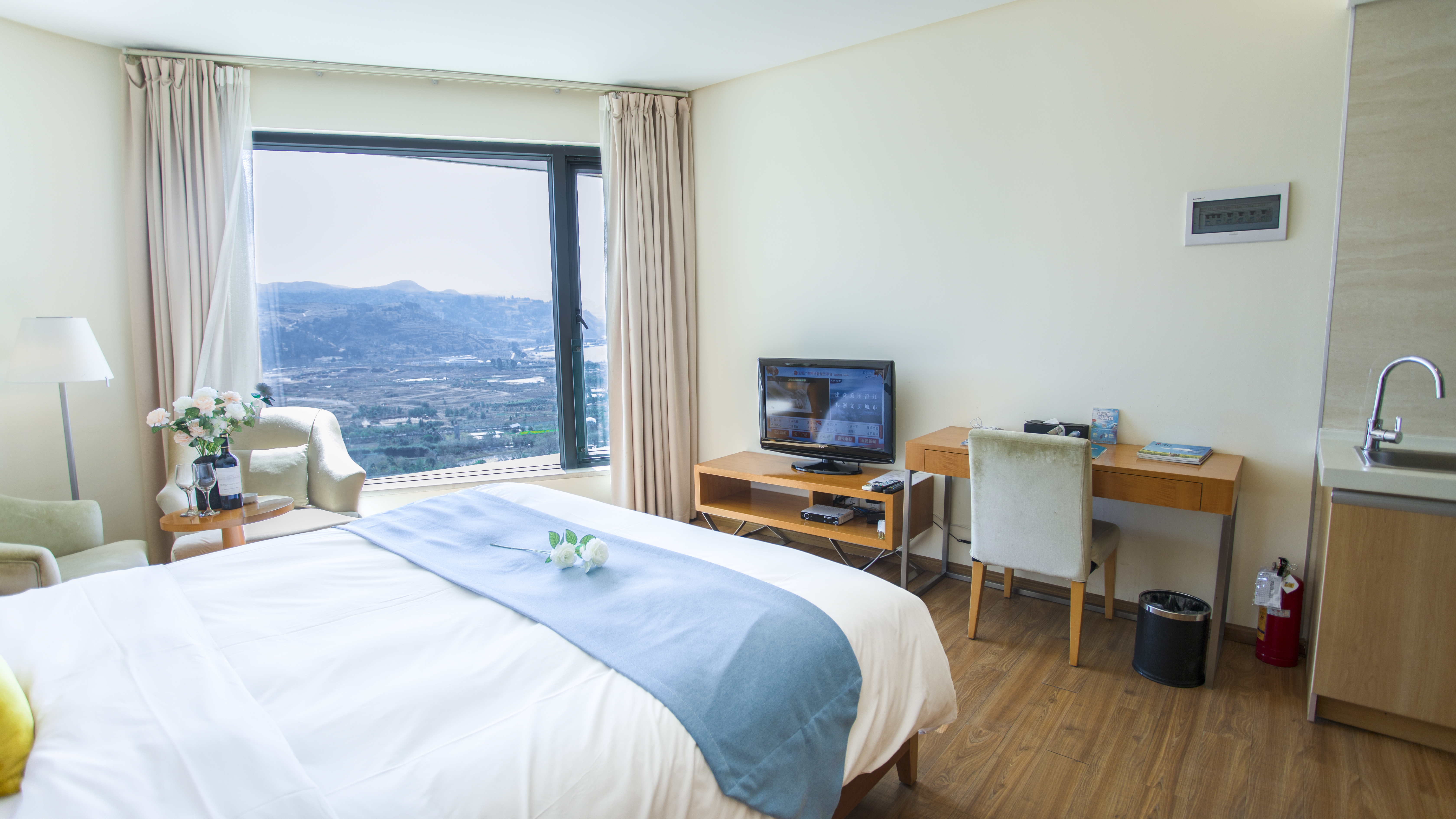 高級湖景大床房