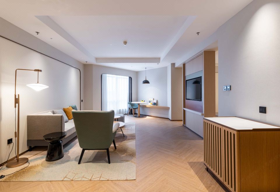 假日高级套房（落地窗、智能语音系统、小冰箱）