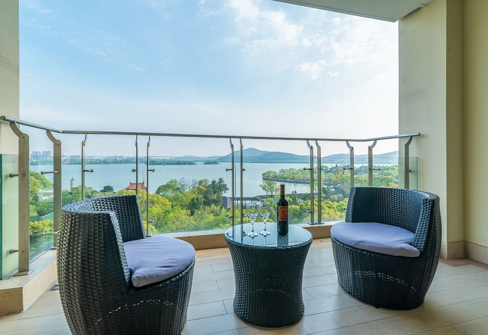 Wuxi Hubin HotelSuperior Lake-View Twin Room (with Balcony) - Harmonious Lake And Mountain Scenery