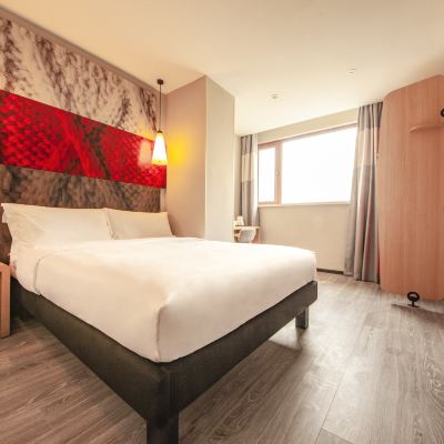 大床房（電視投屏+記憶枕） 宜必思飯店（瀋陽火車站太原街店）優惠