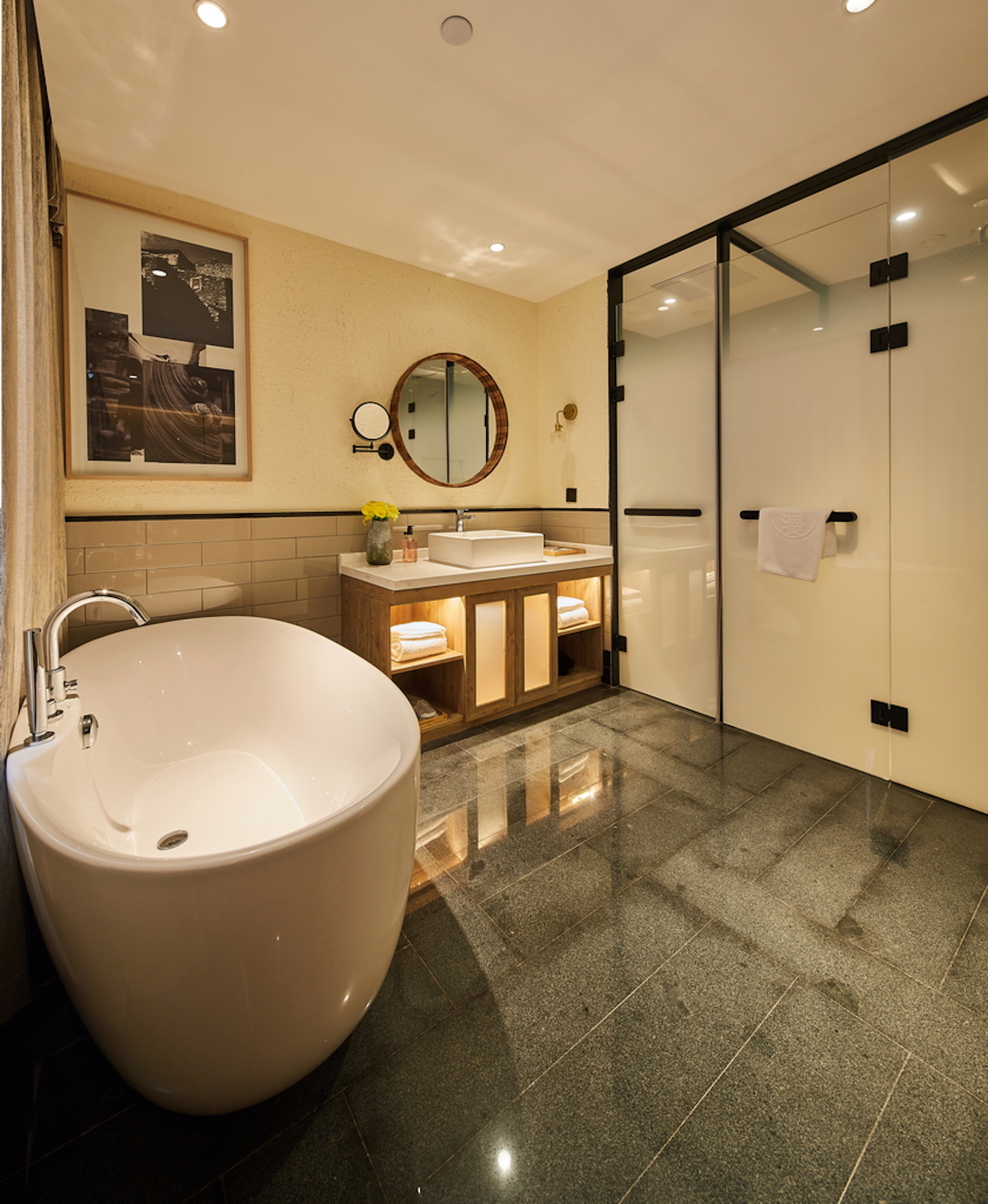 Yiman Hotel (Suzhou Guanqianjie Pingjiang Road Scenic Area)临河豪华大床房（智能声控+小冰箱+乐家泡澡大浴缸）