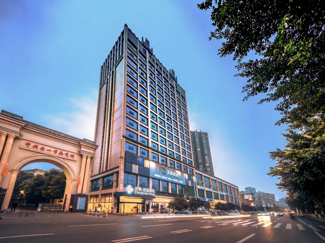 Chonpines Hotel - Leshan