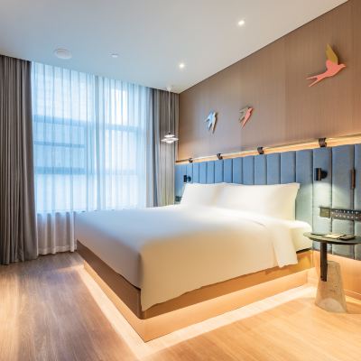 雅緻大床房【辦公桌椅+全景窗+舒適睡眠】 吳先生的飯店（西安小寨科技路地鐵站店）優惠