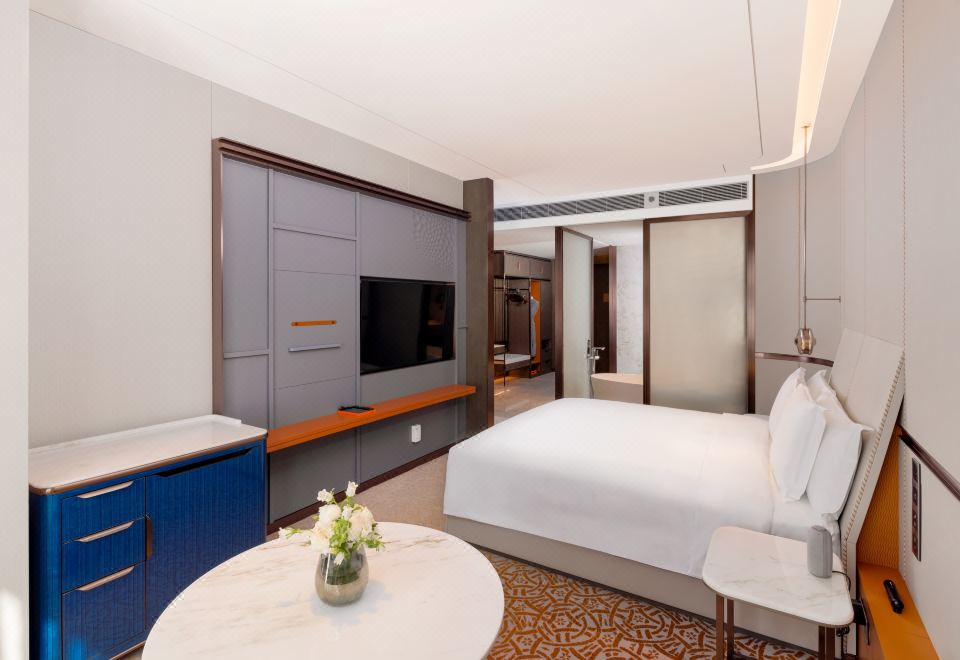 高級房大床及一張上下床