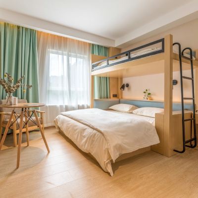 豪華家庭房（瓶裝水+耳塞+馬桶墊） 千峋飯店（上海威寧路地鐵站店）優惠