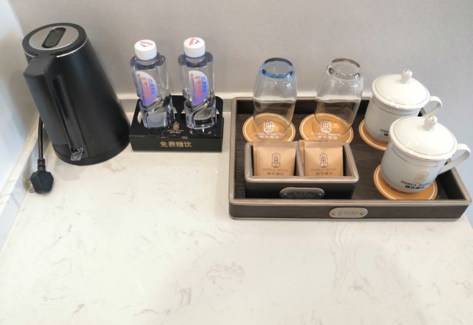 豪华大床房（全景落地窗+舒适沙发+独立浴缸）