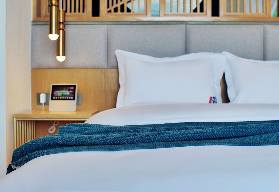 Lvqi-Smart 180 ° Lake-View Tub Double Bed Room