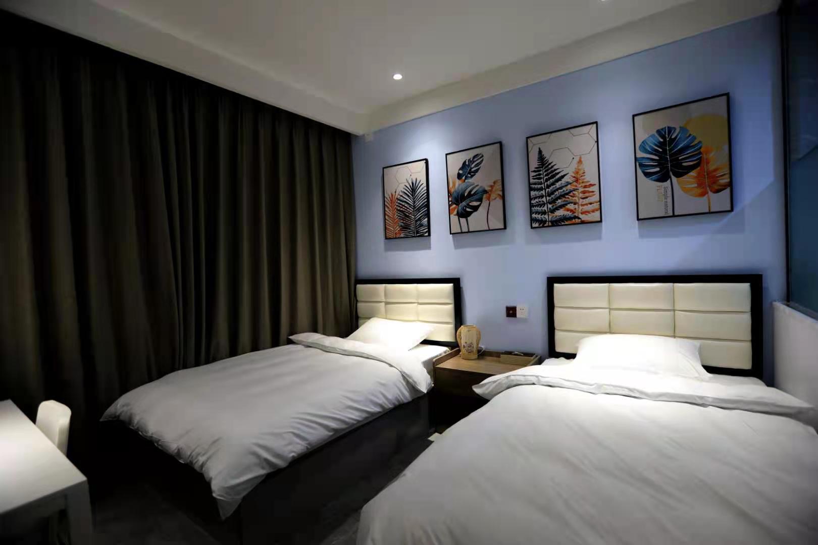 静居标准间（静谧深睡+休闲桌椅+木质衣架）