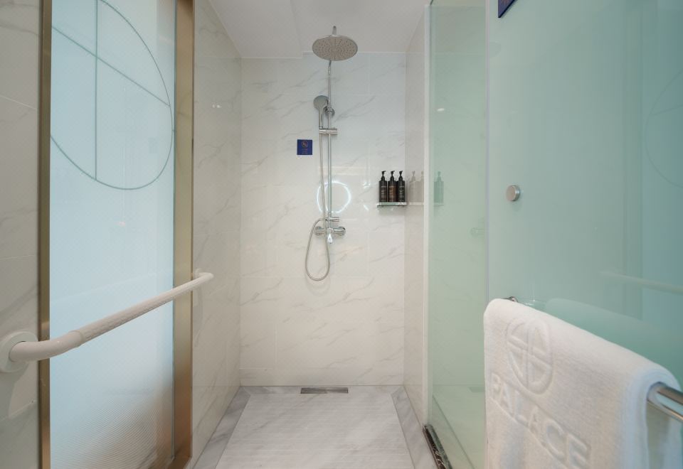 高級大床房（65寸可投屏+小冰箱＋加熱毛巾桿）