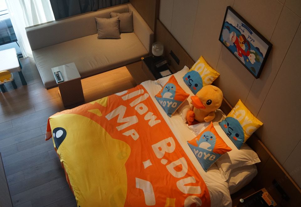 Courtyard by Marriott PinghuDuplex Family Room With Lake View