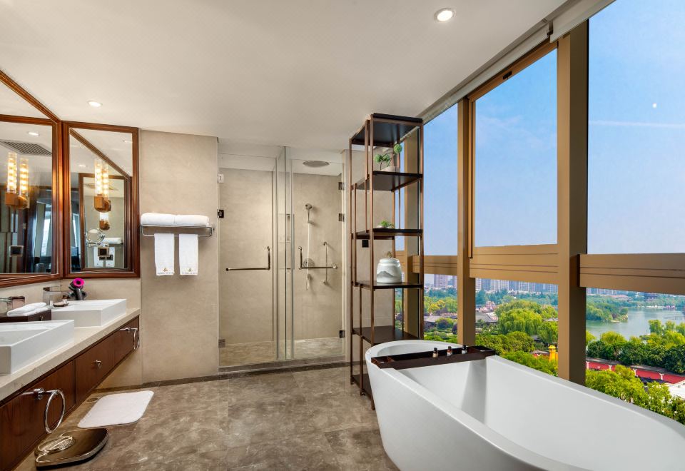 芙蓉湖景套房（配有戴森吹风机）