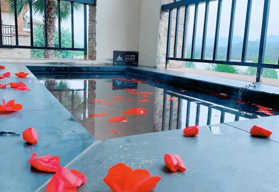 Baodun Lake Hushan Hot Spring Resort2-bed Room With Sea View