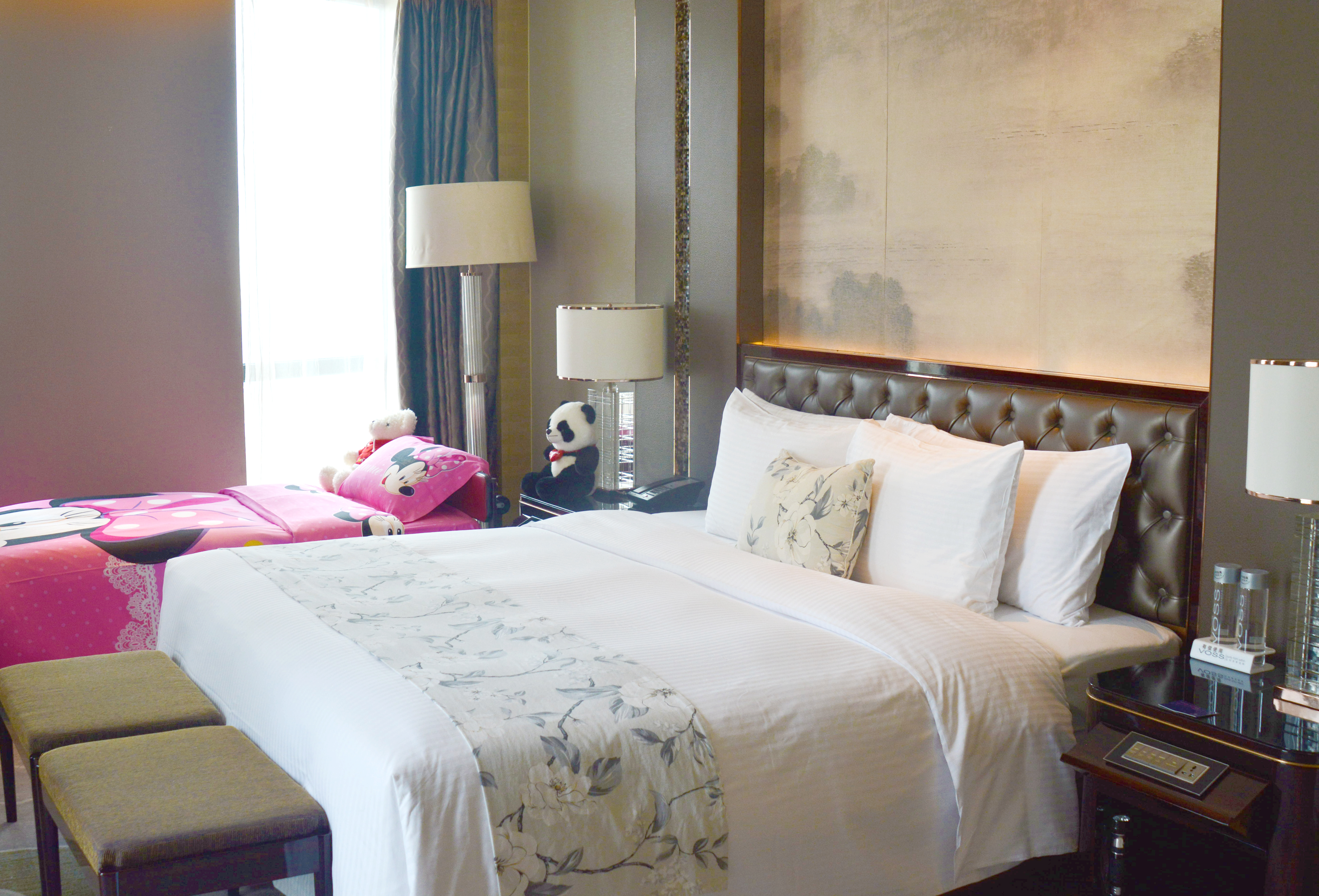 家庭亲子套房+宽敞客厅+卡通床品+小童用品